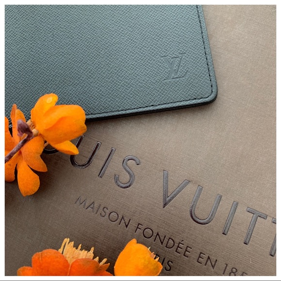 Louis Vuitton Bi-Fold ID/Photo Holder - Picture 4 of 8